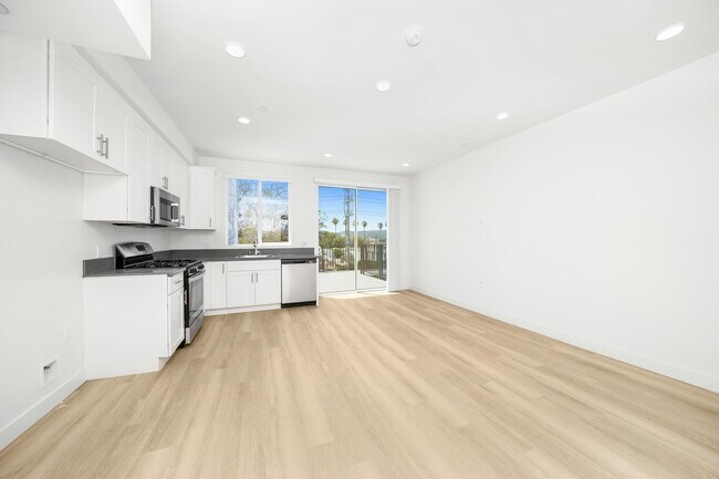 14825 Delano St in Los Angeles, CA - Foto de edificio - Building Photo