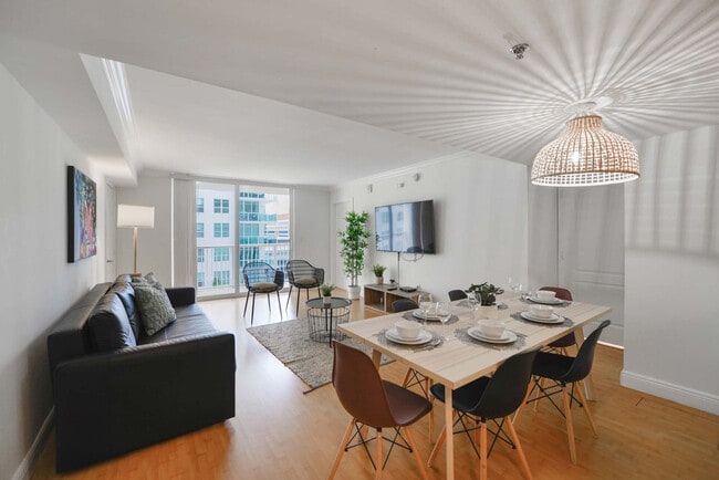 1 SE 12th St in Miami, FL - Building Photo - Building Photo