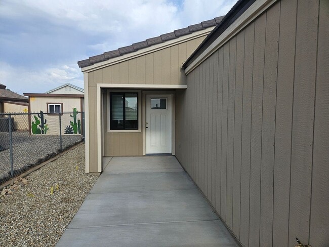 9863 Needles Dr in Mohave Valley, AZ - Foto de edificio - Building Photo