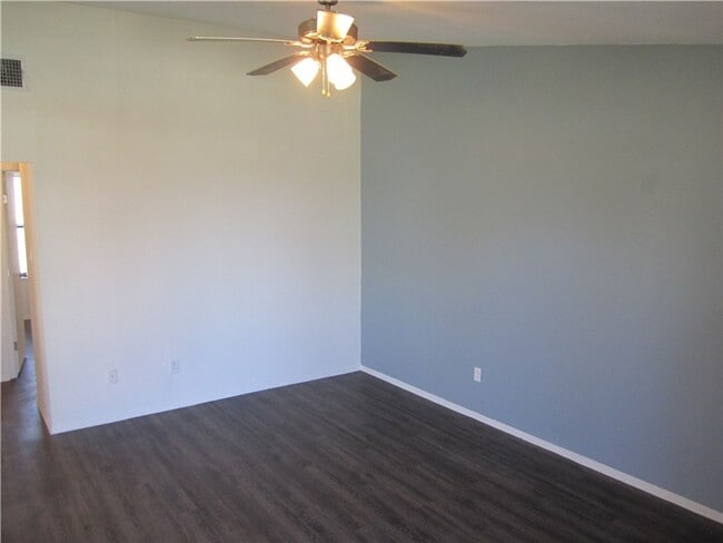 2213 Yellow Jacket Ln in Austin, TX - Foto de edificio - Building Photo