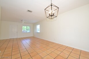 1262 11th St N in Naples, FL - Building Photo - Building Photo