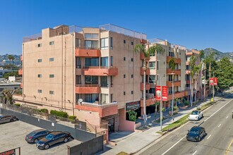 1335 N La Brea Ave in Los Angeles, CA - Foto de edificio - Building Photo