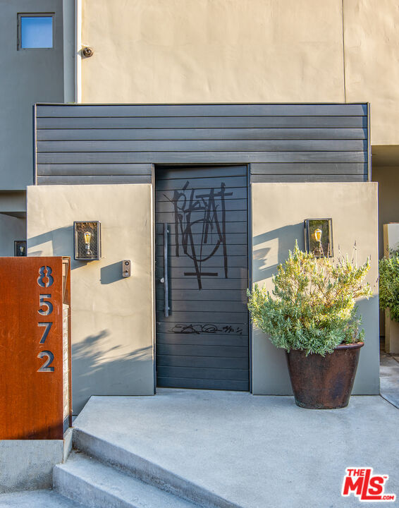 8572 Hillside Ave in Los Angeles, CA - Building Photo - Building Photo
