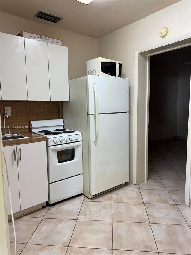 1637 Fletcher St-Unit -B in Hollywood, FL - Building Photo - Building Photo
