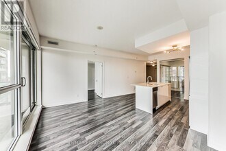 51-1751 E Liberty St in Toronto, ON - Building Photo - Building Photo