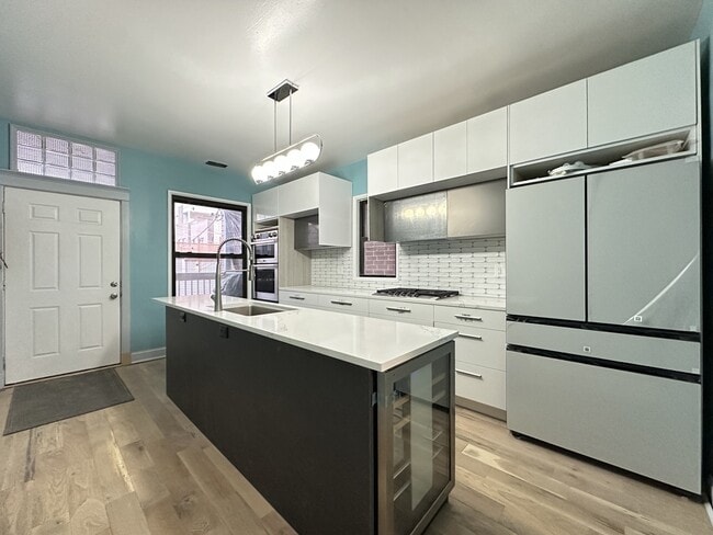 3245 N Lakewood Ave, Unit J01P in Chicago, IL - Building Photo - Building Photo