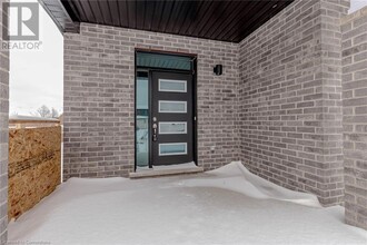 40 Moon Cres in Cambridge, ON - Building Photo - Building Photo
