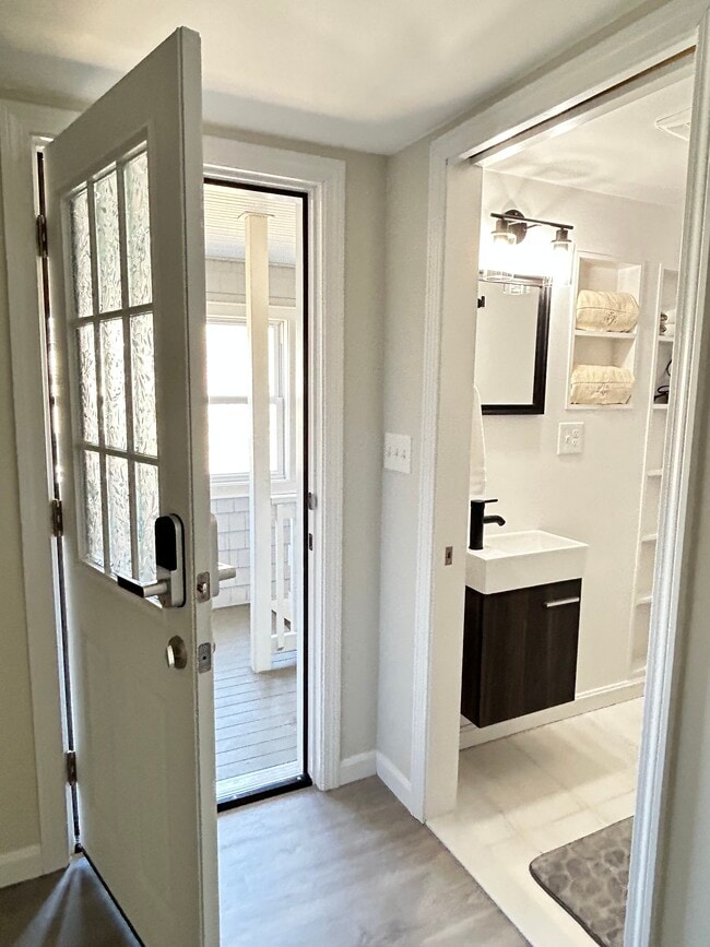 16 Lewis Ave, Unit 1-bedroom in Norwood, MA - Foto de edificio - Building Photo