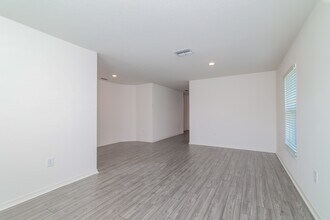 1367 Swan Lake Cir in Dundee, FL - Building Photo - Building Photo