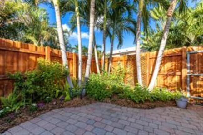 2134 NE 9th Ave in Wilton Manors, FL - Foto de edificio - Building Photo