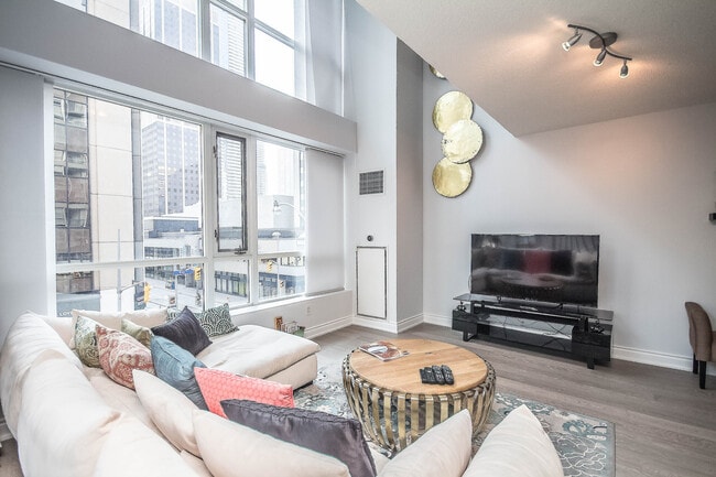 80 Cumberland St in Toronto, ON - Building Photo - Building Photo