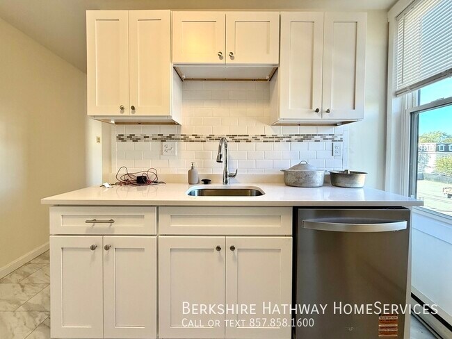 37 Davis Sq, Unit PH9 in Somerville, MA - Building Photo - Building Photo
