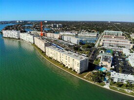 5980 Shore Blvd S in Gulfport, FL - Building Photo