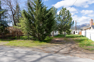 1116 Highland Dr in Wenatchee, WA - Foto de edificio - Building Photo