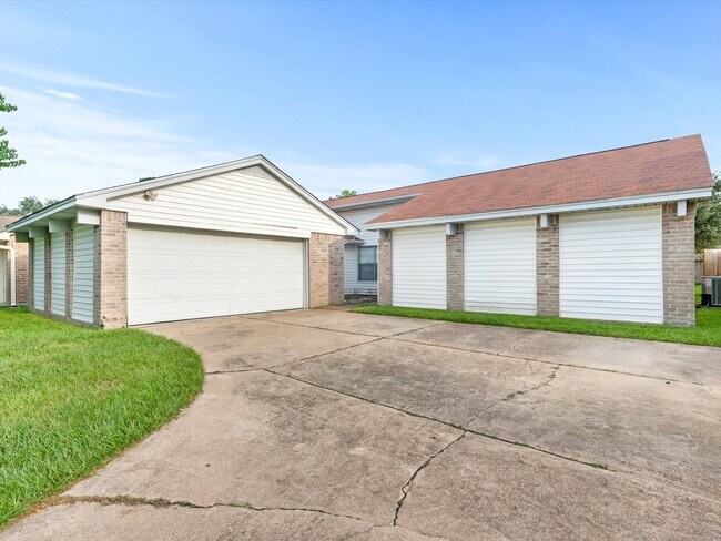 13515 Wimbledon Oaks Dr in Houston, TX - Building Photo - Building Photo