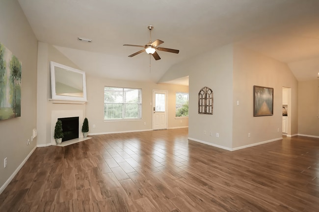 208 Armand Bay Dr in Dickinson, TX - Foto de edificio - Building Photo