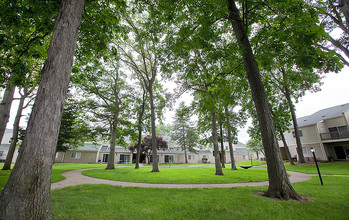 River Pointe Apartments in Mishawaka, IN - Foto de edificio - Building Photo