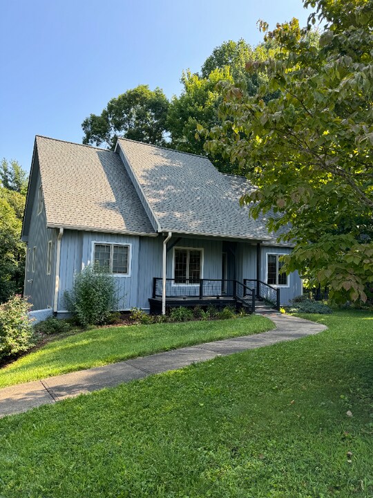 135 Buffalo Trail in Asheville, NC - Foto de edificio