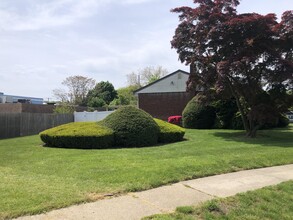 36 Audrey Rd in Westbury, NY - Building Photo - Building Photo