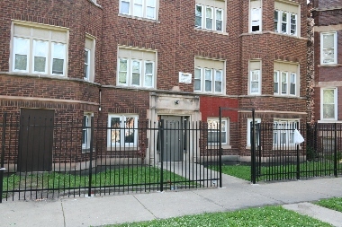 9006 S Escanaba Ave in Chicago, IL - Foto de edificio