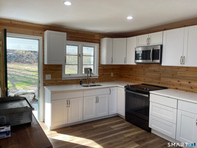 37 Long Meadow Rd in Oxford, CT - Building Photo - Building Photo