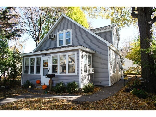 property at 3005 Tyler St NE