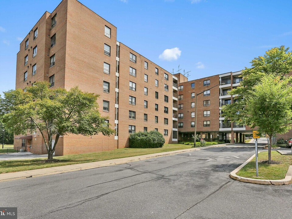 6317 Park Heights Ave, Unit 208 in Baltimore, MD - Building Photo