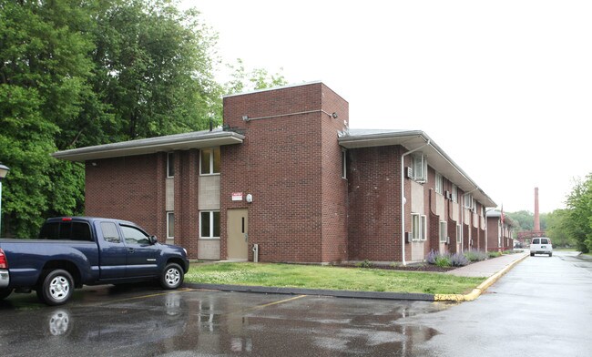 Heritage Gardens in East Hartford, CT - Building Photo - Building Photo