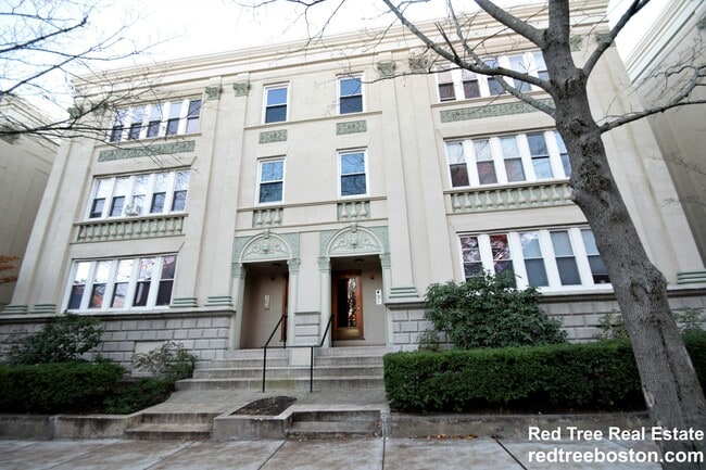 62 Egmont St in Brookline, MA - Foto de edificio - Building Photo