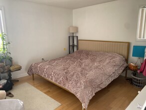 100 E Meadow Rd in Lowell, MA - Foto de edificio - Building Photo