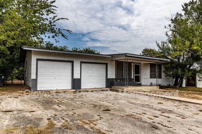 832 W Merriweather St in New Braunfels, TX - Building Photo - Building Photo