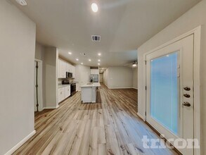 13618 Paxton Blvd in Saint Hedwig, TX - Foto de edificio - Building Photo