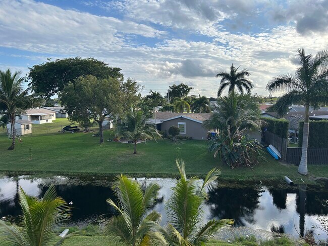 6770 Royal Palm Blvd, Unit Royal Park Gardens Condo in Margate, FL - Building Photo - Building Photo