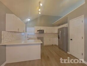 1025 N Crest Dr in Olathe, KS - Building Photo - Building Photo