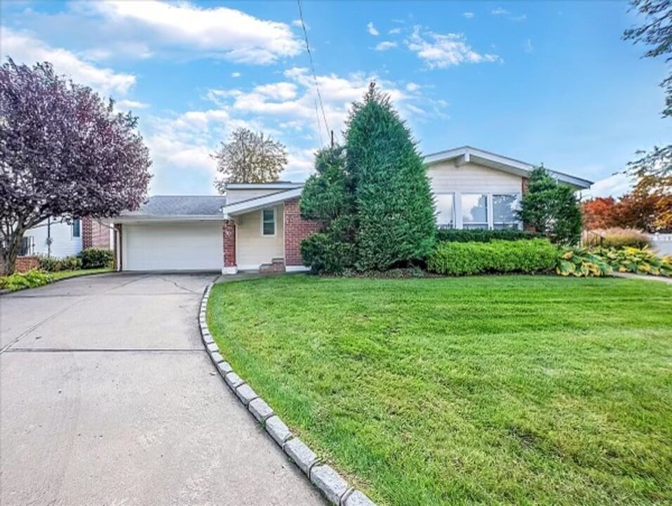 70 Pickwick Dr N in Hicksville, NY - Building Photo