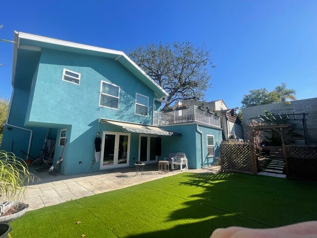 321 S Thurston Ave in Los Angeles, CA - Building Photo - Building Photo