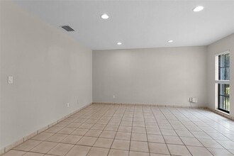 8208 La Serena Dr in Tampa, FL - Building Photo - Building Photo