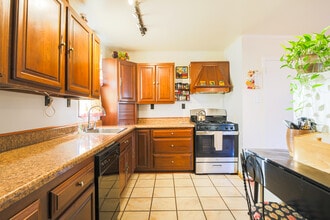 960 Tyson Ave in Philadelphia, PA - Building Photo - Building Photo