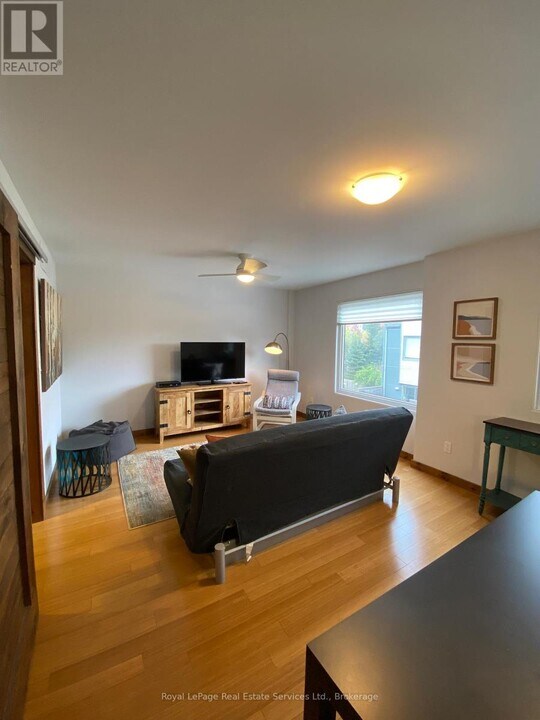 447 Kerr St in Oakville, ON - Building Photo