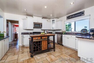 5512 Candlelight Dr in San Diego, CA - Building Photo - Building Photo