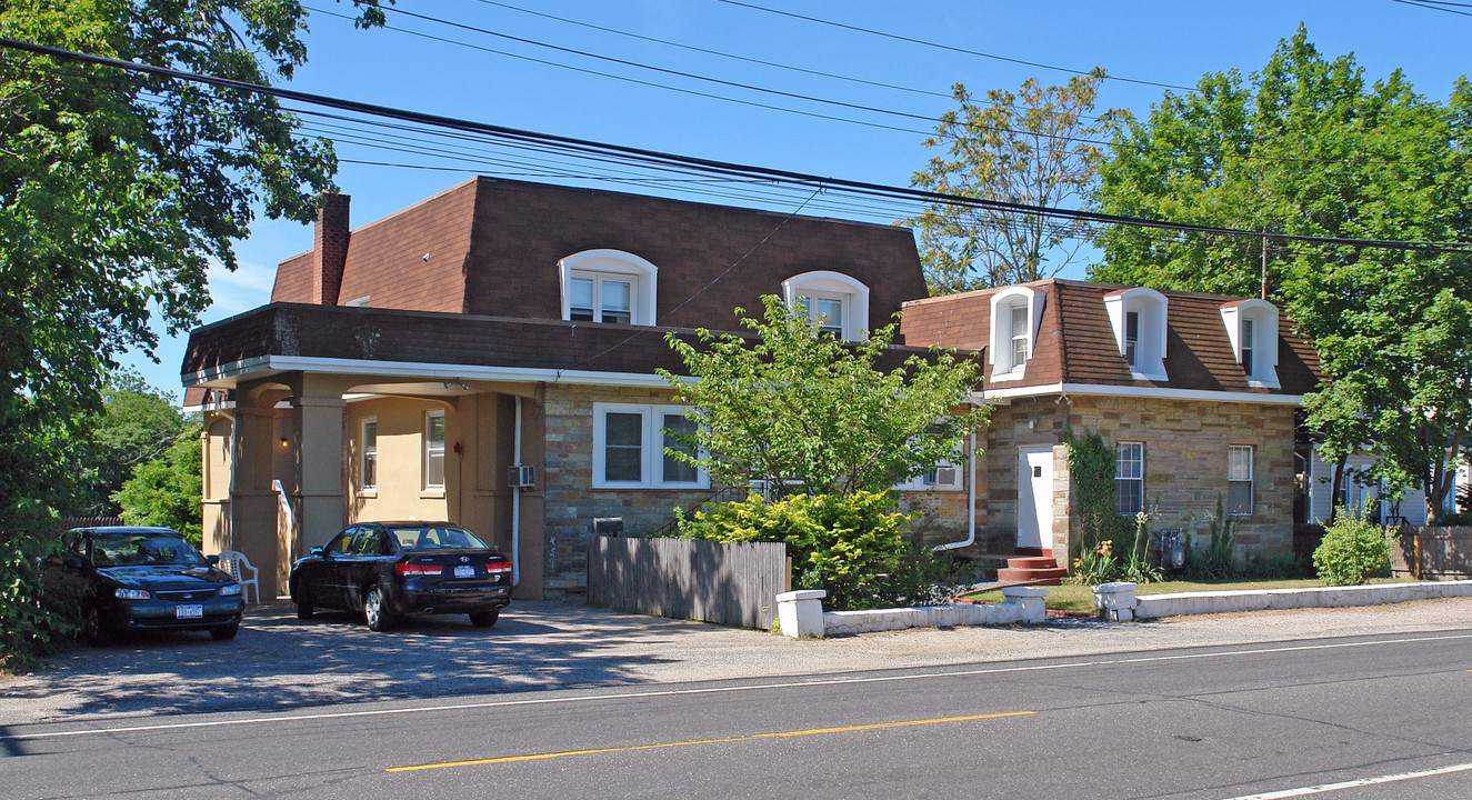 629 W Main St in Riverhead, NY - Building Photo