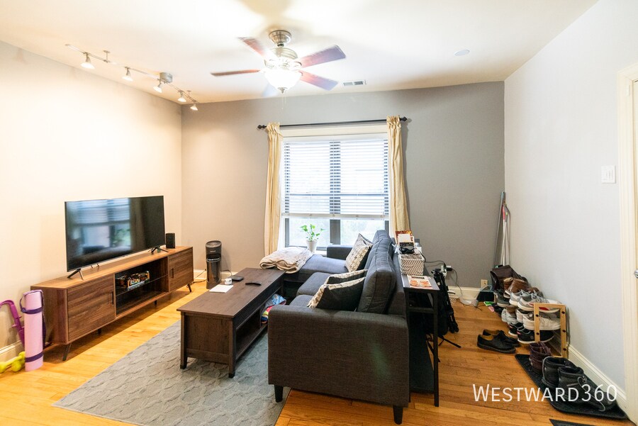 907 W Cornelia Ave in Chicago, IL - Building Photo