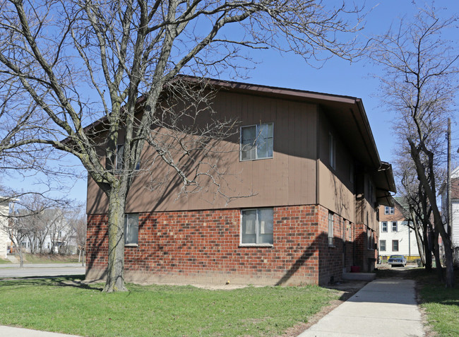 Juneau Garden Apartments in Milwaukee, WI - Building Photo - Building Photo