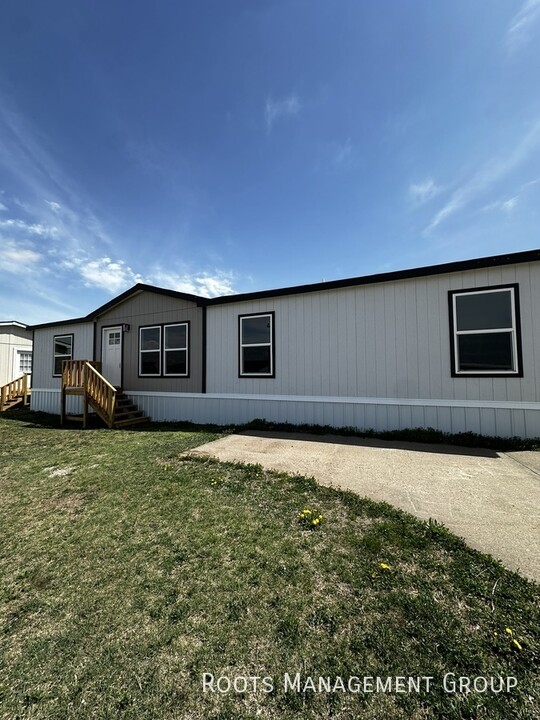 120 Burgundy Ln in Hays, KS - Building Photo