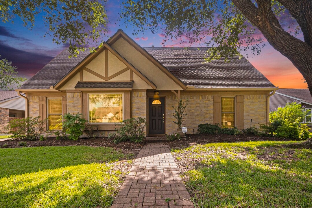 302 Lochnell Dr in Houston, TX - Building Photo