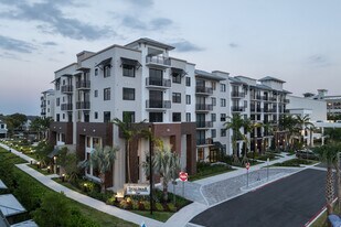 Shalimar Plantation East in Plantation, FL - Building Photo