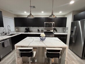 2784 Fountain Ridge Ln in Henderson, NV - Building Photo - Building Photo