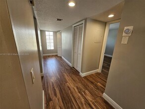 302 Lakeview Dr in Weston, FL - Building Photo - Building Photo