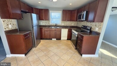 22310 Clarksburg Rd in Boyds, MD - Foto de edificio - Building Photo