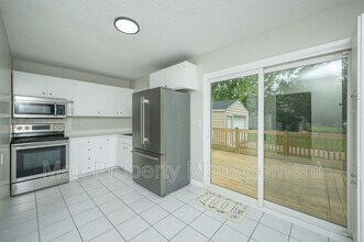 4001 83rd St in Urbandale, IA - Building Photo - Building Photo